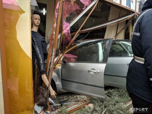 Gəncədə avtomobil mağazaya çırpılıb - FOTO