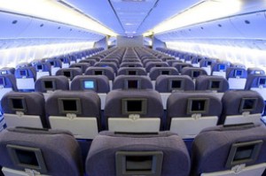 Müdafiə naziri partlayış təhlükəsinə görə təyyarədən evakuasiya edildi