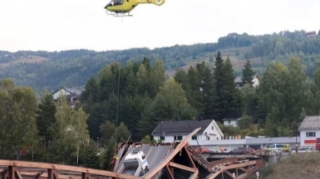 Norveçdə körpü uçdu: İki avtomobil çaya düşdü  - FOTO