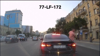 В Баку водитель высадил пассажира посреди дороги, создав аварийную ситуацию - ВИДЕО 