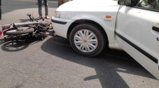 Bakıda avtomobil motosikletə çırpılıb, xəsarət alan var    - FOTO