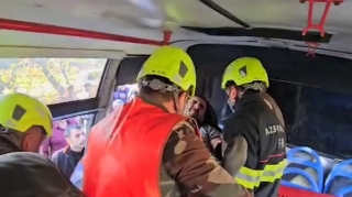 Mikroavtobus ağaca çırpıldı, sürücü yaralandı - VİDEO