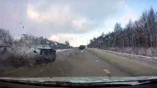 Ötmə qaydasını pozan sürücü ağır qəza törətdi – Sürücülərin ayağı sındı - VİDEO 