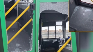 "BakuBus" sürücüsü avtobusu dəmir maneəyə çırpdı - VİDEO - YENİLƏNİB