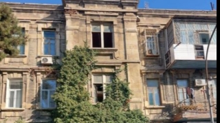 Bakıda daha bir bina hər an uçma təhlükəsi ilə qorxu saçır  - FOTO