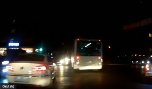 Avtobus sürücüsü sərnişinlərin həyatını belə təhlükəyə atdı - VİDEO
