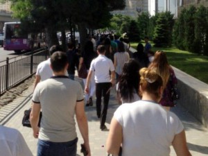 100-lərlə insan küçədə qaldı - Bakıda