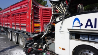 Türkiyədə sərnişin avtobusu qəzaya düşüb, 2 nəfər ölüb, 12 nəfər yaralanıb 