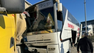 Yevlaxda sərnişin avtobusu TIR-a çırpıldı  - FOTO