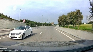 Geriyə dönmək istəyən sürücü nişanı gözardı edib  əks yola çıxdı   - VİDEO