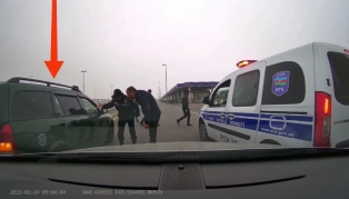Bakıda "qoçu" taksi sürücüsü yolu kəsdi, əraziyə polislər gəldi  - VİDEO