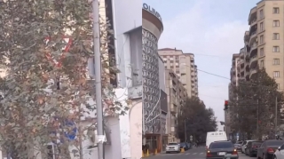 Yoldakı problemi ifşa edən sürücü qaydaları pozdu – Nişanlar hara yoxa çıxıb? 