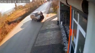 “Tofaş” piyadanı vurub avtoyuma məntəqəsinə atdı - Ağır qəza - VİDEO 