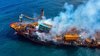 Göyərtəsində 3 min avtomobil olan gəmi yanıb, ölən və yaralananlar var 