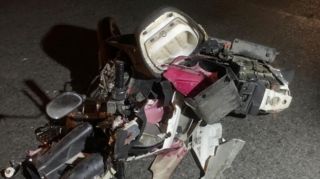 "Mercedes"ə çırpılan motosiklet sürücüsünün HƏR İKİ AYAĞI SINDI - VİDEO 