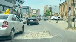 Xırdalandakı nəhəng çuxur sürücülər üçün təhlükə olaraq qalır   - VİDEO