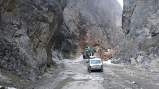 Qaya parçaları Quba-Xınalıq yolunu bağlayıb 