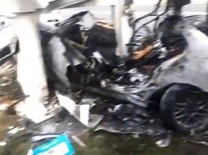 Bakıda maşın reklam lövhəsinə çırpılaraq yanıb, ölən və yaralanan var - VİDEO