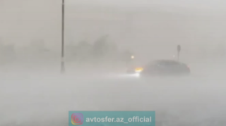Naxçıvana yağan güclü yağış avtomobilləri yolda qoydu  - VİDEO