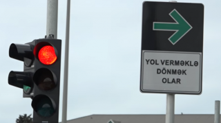 Sürücüləri çaşbaş salan nişan - Qırmızıda keçmək olar - VİDEO 