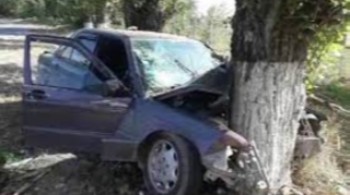 Ağcabədidə avtomobil ağaca çırpılıb, ölən var 