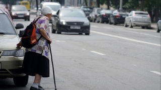 Bakıda avtomobil 76 yaşlı qadını vurdu