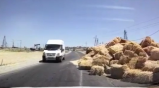 Balaxanı yolunda ot daşıyan maşın aşıb: yolun bir hissəsi bağlanıb - VİDEO 