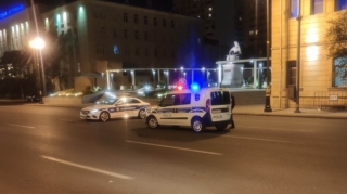 Bakıda polis maşını qəzaya uğrayıb, xəsarət alan var 