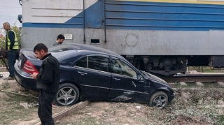 Qayda pozan sürücü "Mercedes"lə elektrovozun yoluna çıxdı - qəza baş verdi   - FOTO