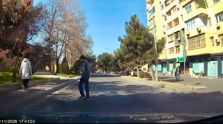 Başı telefona qarışan piyada maşına çırpılmaqdan son anda qurtuldu   - VİDEO