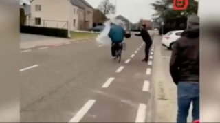 Avtomobillərə tüpürən velosipedçi belə cəzalandırıldı 