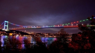 İstanbulda Şəhidlər körpüsü Azərbaycan bayrağının rəngləri ilə işıqlandırılıb   - VİDEO