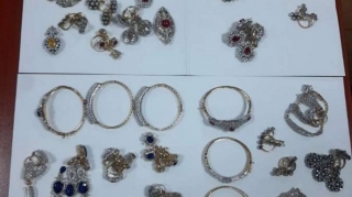 Gömrükçülər qızıl-zinət əşyalarının qanunsuz keçirilməsinin qarşısını alıb 