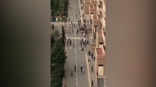 Bakıda tragikomik görüntü: evdən kütləvi şəkildə çıxdılar, polisi görən kimi...   - VİDEO