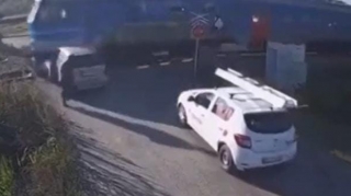 Qatarın gəldiyini bilərək maşını relslərin üzərinə sürdü;  Nəticədə...   - VİDEO