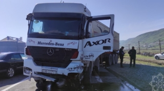 Bakı-Quba yolunda yük və minik avtomobilləri toqquşdu - FOTOLAR 