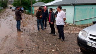 Sel Goranboyda məcburi köçkünlər yaşayan qəsəbəyə də ziyan vurub  - FOTO