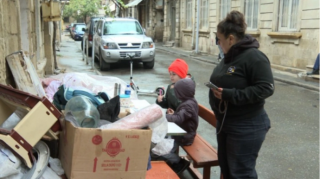 Bakıda ailə evindən çıxarıldı: Övladları küçədə dərs oxuyurlar - VİDEO - YENİLƏNİB