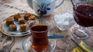 “Mixək” çay evi və “Şaurma” kafesi cərimələndi - SİYAHI 