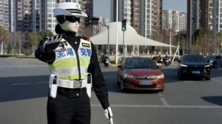 Çində robot yol polisi xidmətə başladı 