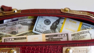 Avtovağzalda içərisində 30 min dollar olan çanta oğurlandı 