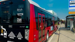 В Баку в автобусе женщина потребовала высадить пассажира с плачущим ребенком - ВИДЕО 