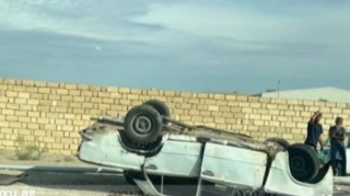 Bakıda avtomobil işıq dirəyinə çırpılaraq aşıb 