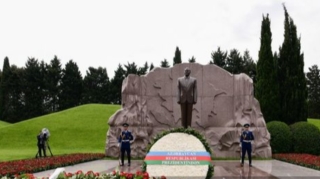 Азербайджанский народ чтит память общенационального лидера Гейдара Алиева  - ФОТО