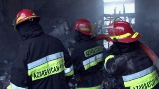 Ağcabədidə eyni gündə 5 otaqlı ev və minik avtomobili yanıb