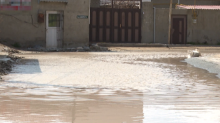 Bakıda bu yolun bərbad vəziyyətdə olması sakinləri təngə gətirib  - VİDEO
