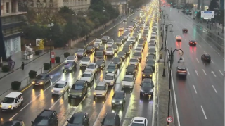 На каких улицах Баку 8 декабря наблюдаются транспортные заторы? 