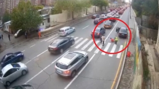 Avtobus zolağına girən sürücü keçiddə azyaşlını  vurdu – REAL VİDEO 