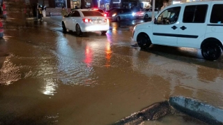 Badamdarda su borusu partladı, küçələri su basdı - VİDEO 