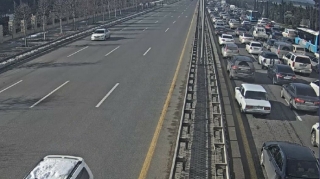 Bakıda qadın sürücü qəza törətdi, dəhşətli tıxac yarandı  - VİDEO - FOTO